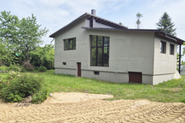 Namas prie Kauno marių ir miško Kauno r. Laumėnuose