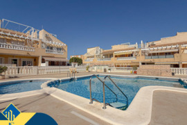 Skirtas renovacijai bungalas su bendru baseinu, Alicante provincijoje, Torrevieja mieste, Playa de l