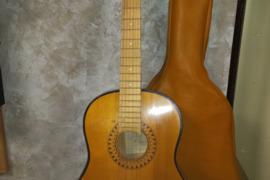 Parduodu klasikine akustinę  gitara su dėklu Būklė gera. Kaina 30 eur.