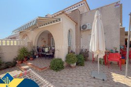 Namas su bendru baseinu, Alicante provincijoje, Torrevieja mieste. 4 kambariai | 101 m² | 650 metrų 