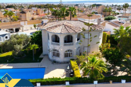 Vila su privačiu baseinu, Alicante provincijoje, Torrevieja mieste, El Chaparral rajone. 6 kambariai