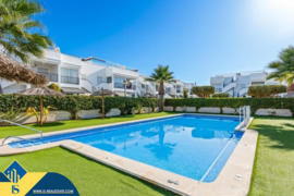 Bungalas su bendru baseinu, Alicante provincijoje, Torrevieja mieste. 3 kambariai | 68 m² | 2 kilome