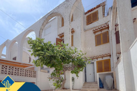 Namas su bendru baseinu, Alicante provincijoje, Torrevieja mieste. 4 kambariai | 72 m² | 650 metrų i