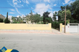 Skirtas renovacijai namas su terasa, Alicante provincijoje, Torrevieja mieste, Los Balcones rajone. 
