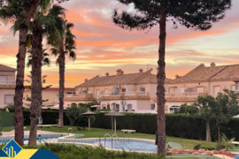 Bungalas su bendru baseinu, Alicante provincijoje, Torrevieja mieste. 4 kambariai | 85 m² | 1.3 kilo