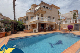 Dalinai renovuota vila su privačiu baseinu, Alicante provincijoje, Orihuela Costa mieste. 6 kambaria