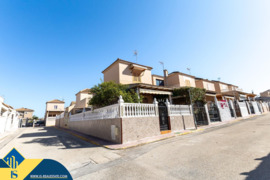 Bungalas su bendru baseinu, Alicante provincijoje, Torrevieja mieste. 4 kambariai | 66 m² | 2 kilome