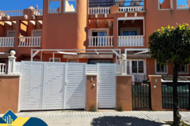 Dalinai renovuotas namas su terasa, Alicante provincijoje, Torrevieja mieste, Torreta rajone. 5 kamb