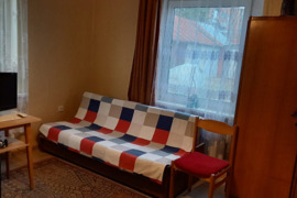 Parduodamas 2 Kambariu butas mediniame name ,  su atskiru įėjimu į butą 
