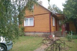 Parduodams sodo sklypas su mediniu vasarnamiu