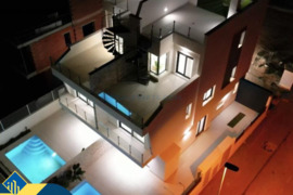Statomi namai, Alicante provincijoje, Guardamar del Segura mieste. 5 kambariai | 171 m² | 1 kilometr