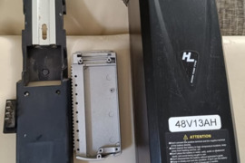 Baterija 48v naudota su viskas gali važiuoti iki (6-7)km kaina 47€ (tas pat kaina nei dėžutės viena)