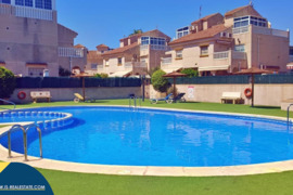Namas su bendru baseinu, Alicante provincijoje, Torrevieja mieste. 3 kambariai | 70 m² | 2 kilometra