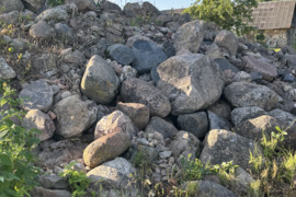 Parduodama skaldytų akmenų krūva (~80 m³) – Pakruojo r., puikus privažiavimas  PUIKUS PASIRINKIMAS S