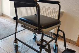 Tualeto kėdė su ratukais