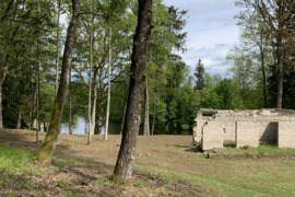 Sodyba pant upes kranto Telšių raj