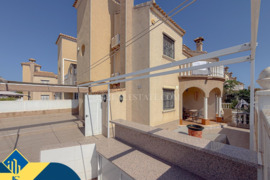 Vila su bendru baseinu, Alicante provincijoje, Orihuela Costa mieste. 3 kambariai | 91 m² | 2 kilome
