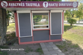 Skubiai parduodamas prekybinis kioskas