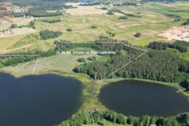 Parduodamas sklypas gamtos apsuptyje besiribojantis su ežeru ir mišku.