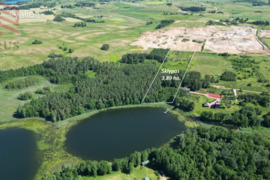 Parduodamas sklypas gamtos apsuptyje besiribojantis su ežeru ir mišku.