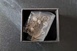 Metalinė grandinėlė su perlais – Nauja