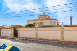 Vila su privačiu baseinu, Alicante provincijoje, Torrevieja mieste, El Chaparral rajone. 5 kambariai
