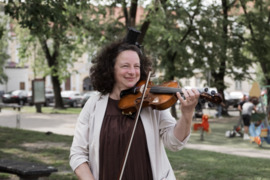 Groju įvairiuose vakarėliuose, šventėse, gimtadieniuose. Foninė smuiko muzika.