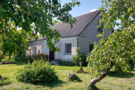 Mūrinis, šiltas namas su ūkiniais pastatais