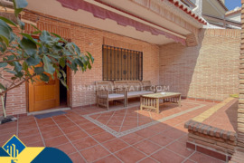 Renovuotas bungalas su terasa, Alicante provincijoje, Torrevieja mieste, Playa de los Locos rajone. 