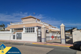Namas su bendru baseinu, Alicante provincijoje, Torrevieja mieste. 4 kambariai | 67 m² | 2 kilometra