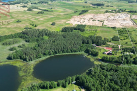 Parduodamas sklypas gamtos apsuptyje besiribojantis su ežeru.