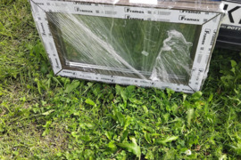 TRIJŲ STIKLŲ LANGAI   VARSTOMAS  190 EUR  VITRINA 8O EUR