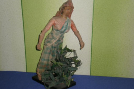 Ranku darbo zaislas vaikams lele inde su tautiniais rubais ir geliu krumu. Apie 28 cm aukscio.