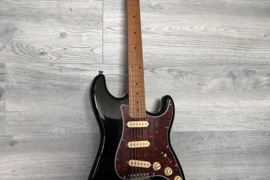 Parduodama Elektrinė gitara JET JS-300 BK su dėklu ir priedais
