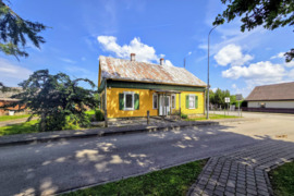 Viekšnių CENTRE – PARDUODAMAS NAMAS su 8,59 aro sklypu.