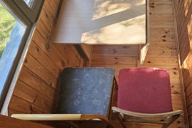 Staliukas ir dvi kėdės