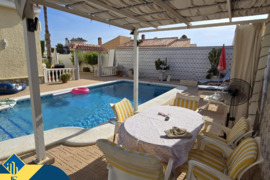 Vila su privačiu baseinu, Alicante provincijoje, Torrevieja mieste, El Chaparral rajone. 4 kambariai