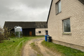 Mūrinį Namą 104.42 m² Su Ūkiniais Pastatais, Žemės 25,13 Arų Sklypu