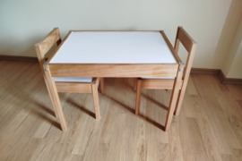 IKEA vaikiškas staliukas ir dvi kėdutės