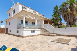 Renovuotas namas su terasa, Alicante provincijoje, Torrevieja mieste, La Mata rajone. 5 kambariai | 