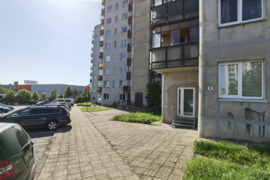 1 k. butas su baldais ir buitine technika yra balkonas netoli Senukų