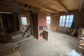 Žavingas Raudonas Medinis Namas Vilniaus mieste – Puiki Galimybė Renovuoti!