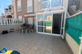 Namas su bendru baseinu, Alicante provincijoje, Torrevieja mieste. 5 kambariai | 76 m² | 900 metrų i