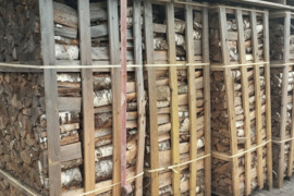 Beržinės malkos konteineryje