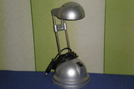 Lempa prie stalo ar lovos vaikams. Pasididina