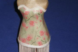 Papuosalu stovas deklas. Moters figuros stovelis apyrankems ar grandinelems uzkabinti, ar megstamam 