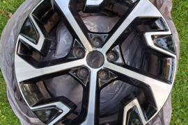 Parduodu 2 originalius KIA Sportage (2022 m) R18 ratlankius