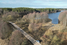 1,65 Ha sodybviete tarp dvieju ezeru, su 630 metru pakrantes.