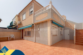 Namas su bendru baseinu, Alicante provincijoje, Torrevieja mieste. 5 kambariai | 66 m² | 3 kilometra