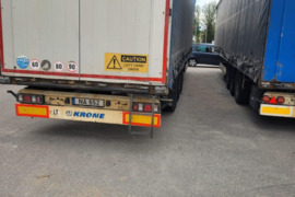 Krone Krone, Puspriekabė, Tentinė